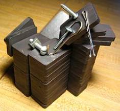 https://upload.wikimedia.org/wikipedia/commons/thumb/2/28/Ceramic_magnets.jpg/220px-Ceramic_magnets.jpg