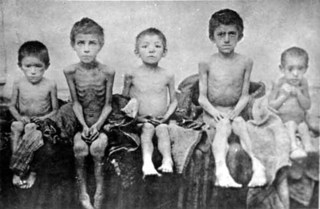 :Children affected by famine in Berdyansk, Ukraine - 1922.jpg